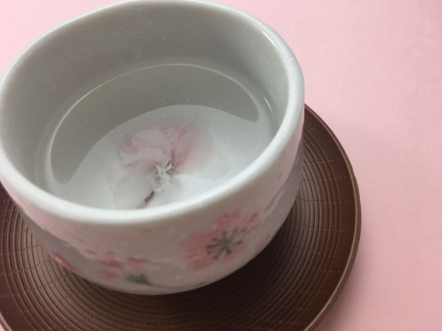 縁を担ぐ桜茶の気になる味は 作り方や含まれている成分についても Chanoyu